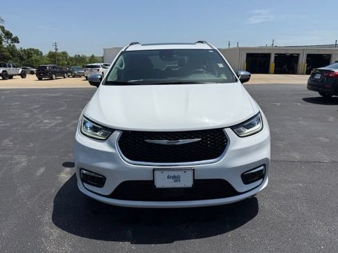 Used 2023 Chrysler Pacifica Limited FWD image 2
