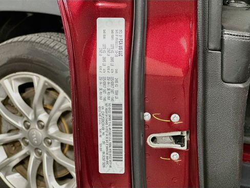 Used 2019 Jeep Cherokee Latitude w/ Cold Weather Group AWD/4WD image 12
