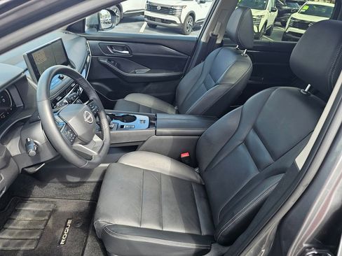 Used 2025 Nissan Rogue SL w/ Tech Package image 21