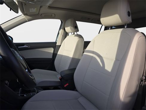 Used 2019 Volkswagen Tiguan SE w/ Panoramic Sunroof Package image 18
