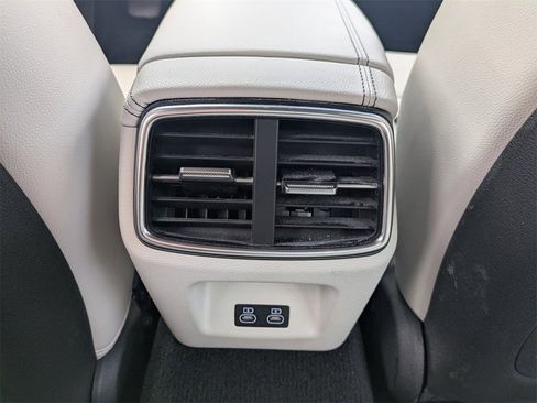 Used 2025 Genesis G70 2.5T image 13