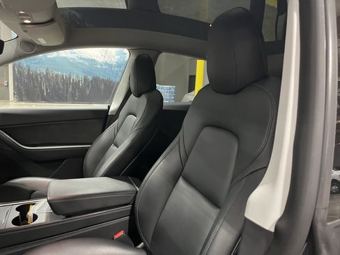 Used 2022 Tesla Model Y Long Range image 18