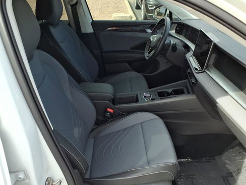 Certified 2025 Volkswagen Tiguan SE image 10