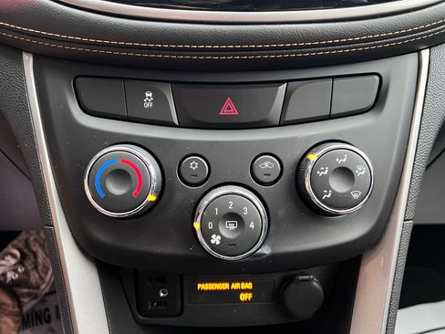 Used 2019 Chevrolet Trax LT w/ LT Convenience Package image 16