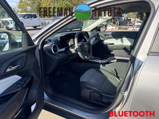 Used 2025 Chevrolet Trax LT FWD image 7
