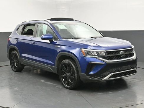 Used 2022 Volkswagen Taos SE w/ Panoramic Sunroof Package image 3