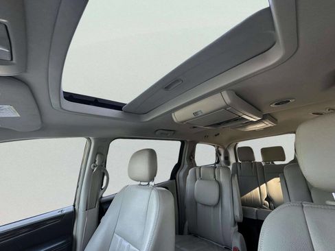Used 2016 Chrysler Town & Country Touring-L FWD image 32