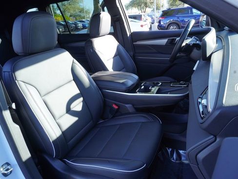 Used 2025 Buick Enclave Preferred image 13