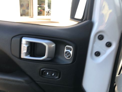 Used 2021 Jeep Wrangler Unlimited Sahara w/ Uconnect 4C Nav & Sound Group AWD/4WD image 18