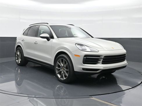 Used 2023 Porsche Cayenne Platinum Edition image 13