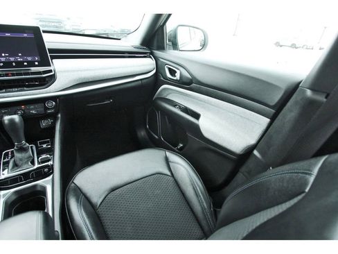 Used 2024 Jeep Compass Latitude image 10