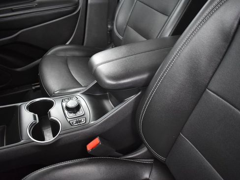Used 2024 GMC Terrain SLT AWD/4WD image 10