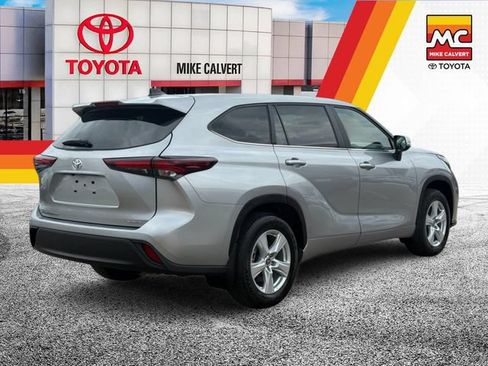Used 2025 Toyota Highlander LE AWD/4WD image 5