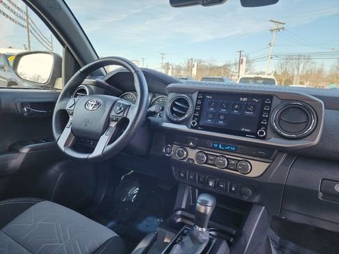 Used 2022 Toyota Tacoma TRD Sport w/ Technology Package image 13
