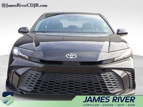 Used 2025 Toyota Camry SE image 7