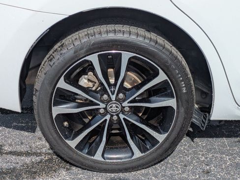 Used 2018 Toyota Corolla SE w/ SE Premium Package FWD image 8