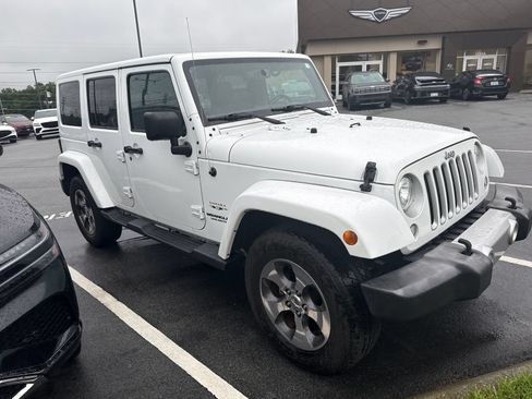 Used 2017 Jeep Wrangler Unlimited Sahara w/ Connectivity Group AWD/4WD image 6