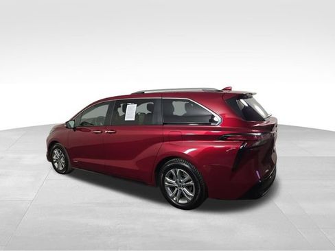 Used 2021 Toyota Sienna Platinum AWD/4WD image 10