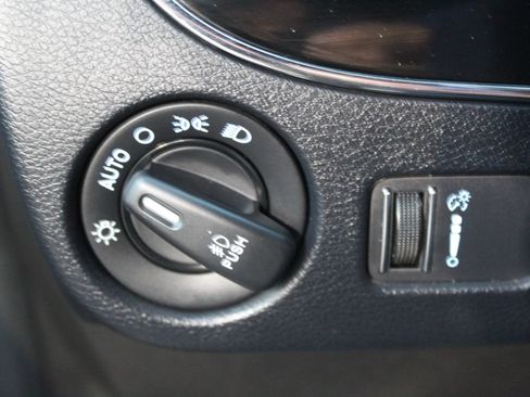 Used 2019 Dodge Grand Caravan SE FWD image 17