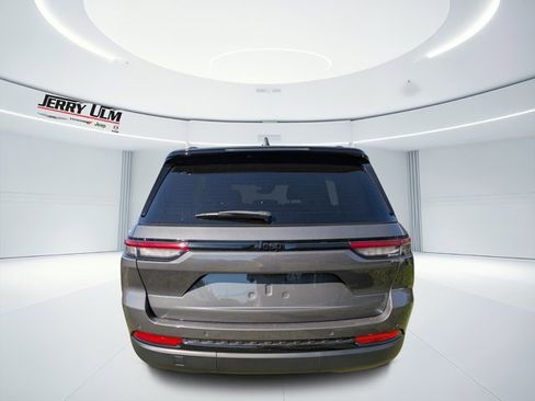 New 2025 Jeep Grand Cherokee Altitude image 4