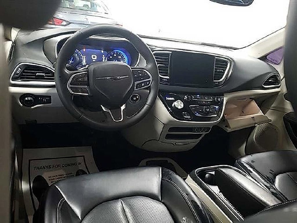 Used 2023 Chrysler Pacifica Touring-L FWD image 7