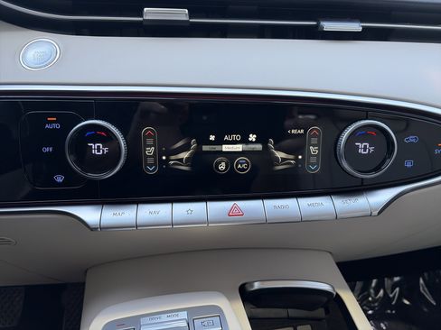 Used 2023 Genesis GV70 2.5T w/ Advanced Package image 14