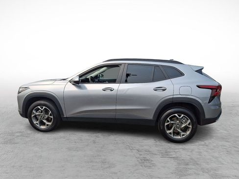 Used 2025 Chevrolet Trax LT FWD image 2
