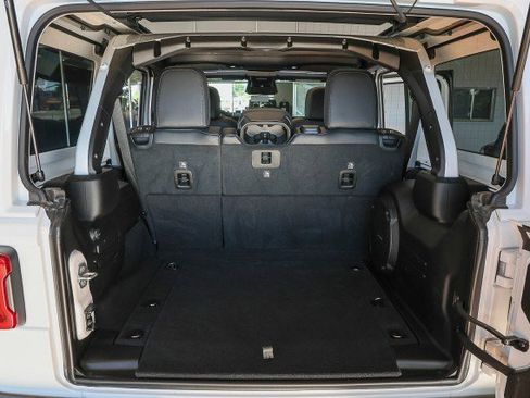 Used 2025 Jeep Wrangler Sahara image 30