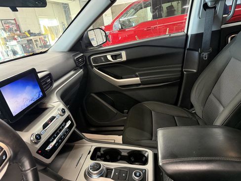 Used 2022 Ford Explorer XLT image 14
