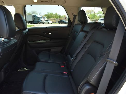 Used 2023 Nissan Pathfinder SL AWD/4WD image 17