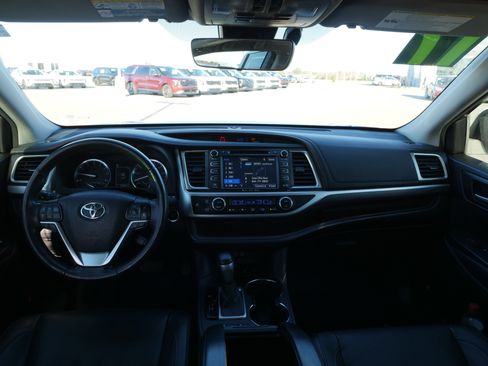 Used 2017 Toyota Highlander Limited Platinum image 19