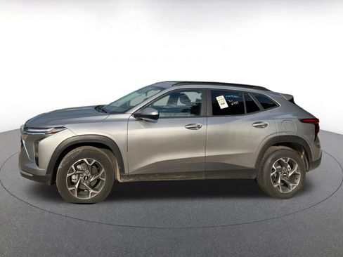 Used 2025 Chevrolet Trax LT w/ LT Convenience Package FWD image 8