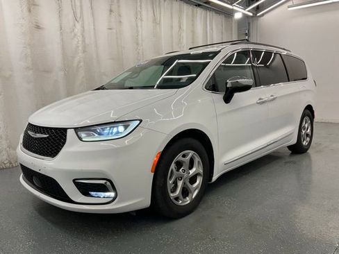Used 2023 Chrysler Pacifica Limited FWD image 4