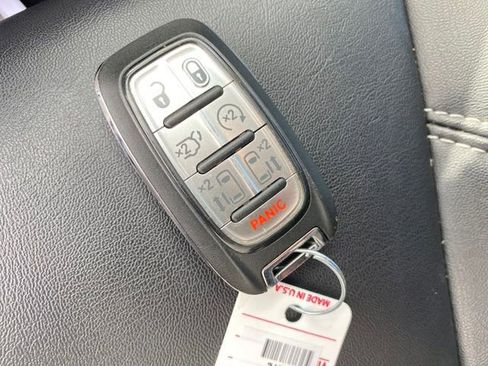 Used 2024 Chrysler Pacifica Touring-L image 24