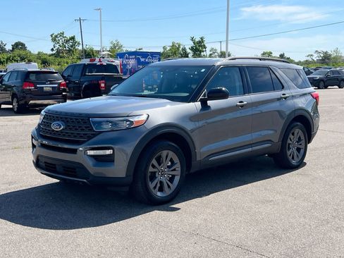 Used 2024 Ford Explorer XLT w/ Equipment Group 202A AWD/4WD image 4