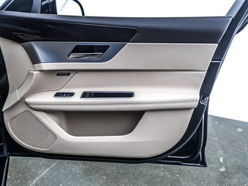 Used 2020 Jaguar XF Prestige image 23