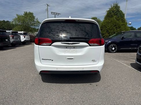 Used 2018 Chrysler Pacifica Touring Plus w/ S Appearance Package FWD image 4