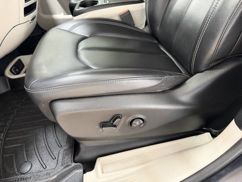 Used 2023 Chrysler Pacifica Touring-L FWD image 22