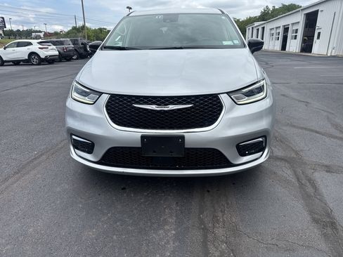 Used 2024 Chrysler Pacifica Limited FWD image 9