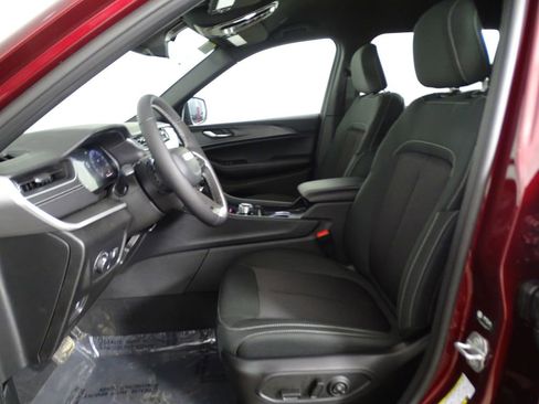 New 2025 Jeep Grand Cherokee Laredo image 10