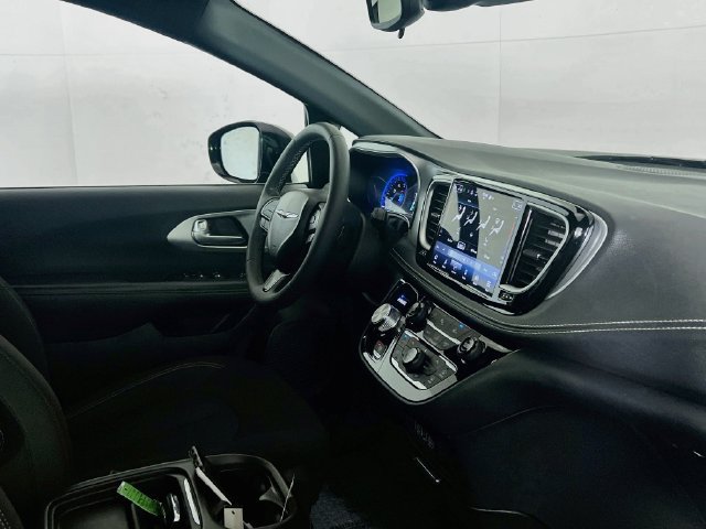 Used 2024 Chrysler Pacifica Touring FWD image 19