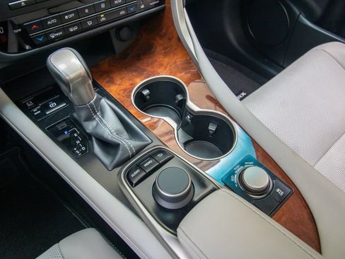 Used 2019 Lexus RX 350L FWD w/ Premium Package image 34