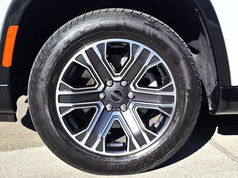 Certified 2025 Jeep Wagoneer Series II w/ 8-Passenger Seating Package image 9