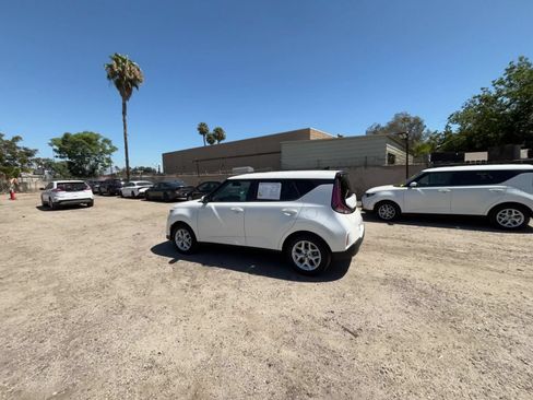 Used 2025 Kia Soul LX w/ LX Technology Package FWD image 16