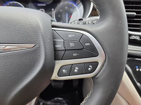 Used 2023 Chrysler Pacifica Limited FWD image 34