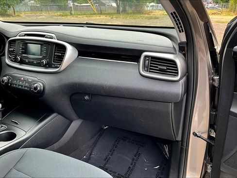Used 2018 Kia Sorento L FWD image 19