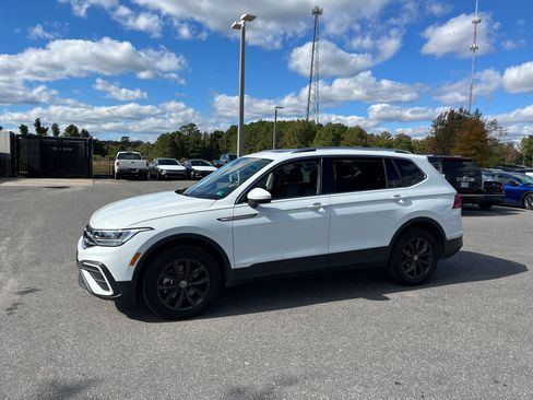 Used 2024 Volkswagen Tiguan SE image 4