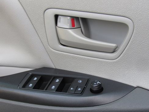 Certified 2020 Toyota Sienna L FWD image 32