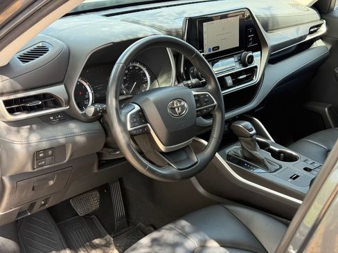 Used 2023 Toyota Highlander XLE FWD image 9