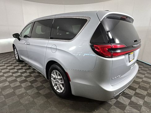 Used 2024 Chrysler Pacifica Touring-L FWD image 4